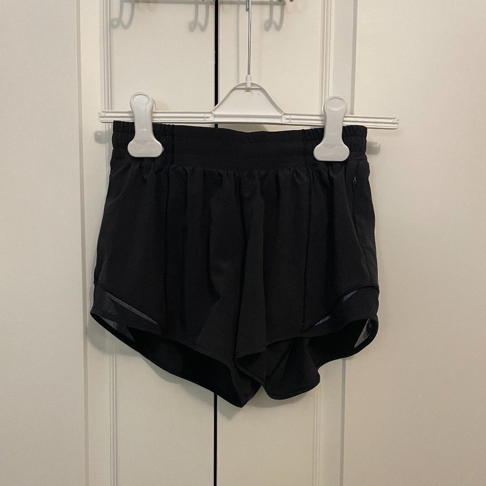 Lululemon Hotty Hot Low-Rise Lined Short 2.5"